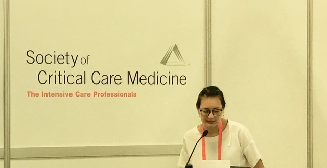 Amy Zhou delivering her talk at the Critical Care Congress. Photo courtesy of Amy Zhou.