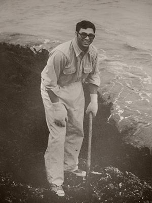 Simon Levin conducting fieldwork on Tatoosh Island, Wash. in 1974. Image credit: Courtesy of Carole Levin.